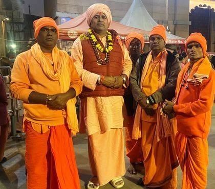 Mahant Rajendra Puri is performing rituals with saints from Maharashtra