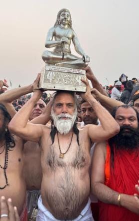 Story in Mahakumbh, the saints of Karnanagari are winning the hearts of devotees with sword fighting.