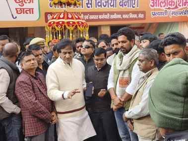 Councillor creates ruckus in the corporation, forces the Municipal Commissioner to sit on the ground