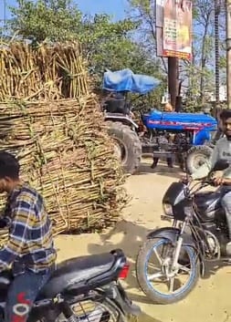 Banda road was jammed for one and a half hour due to overturning of sugarcane filled trolley