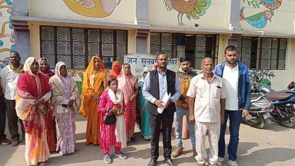 कलेक्ट्रेट पहुंचे लोग