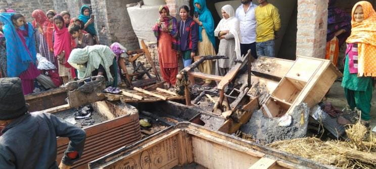 House caught fire due to short circuit, goods worth lakhs burnt to ashes
