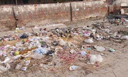 Due to the contractor not picking up the garbage, heaps of garbage have piled up in Ratia city