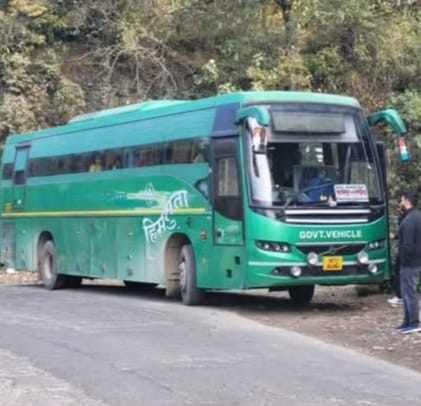 Volvo bus going from Palampur to Chandigarh gasped in Samela