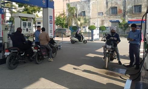 Surveillance of CCTV cameras, yet petrol given without helmet