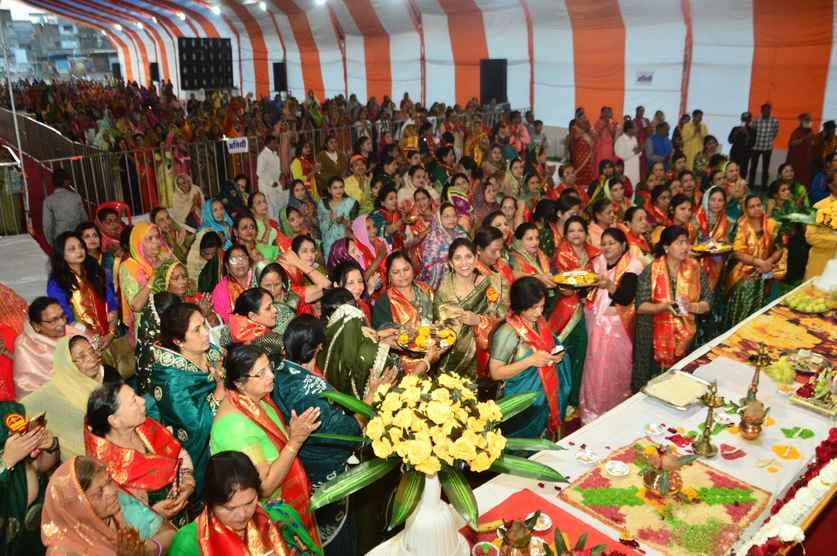 Mahamandaleshwar Annapurna Giri said in Shri Ram Katha - Ban selfies in temples.