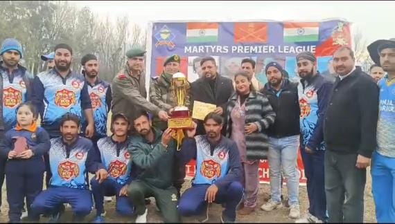 विजेता टीम को पुरस्कार प्रदान करते मुख्य अतिथि।  संवाद