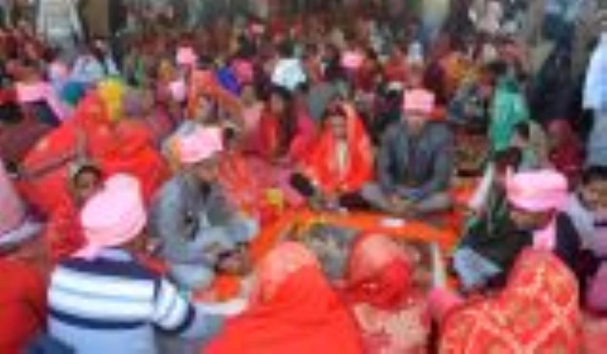 Mantras and verses of the Quran were recited, 871 couples were united