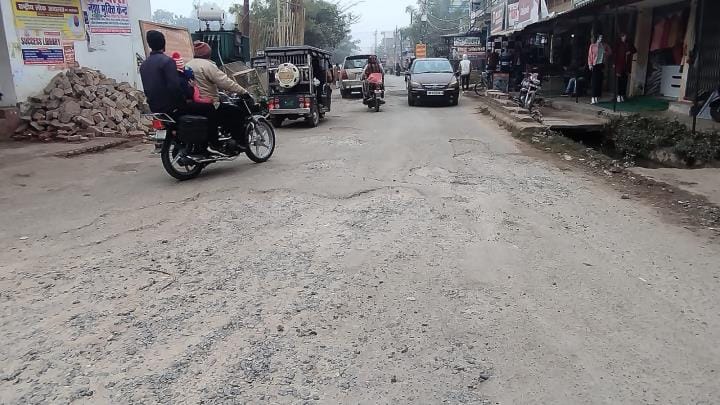 The road from Bidhiani Mor to the railway station will be renovated.