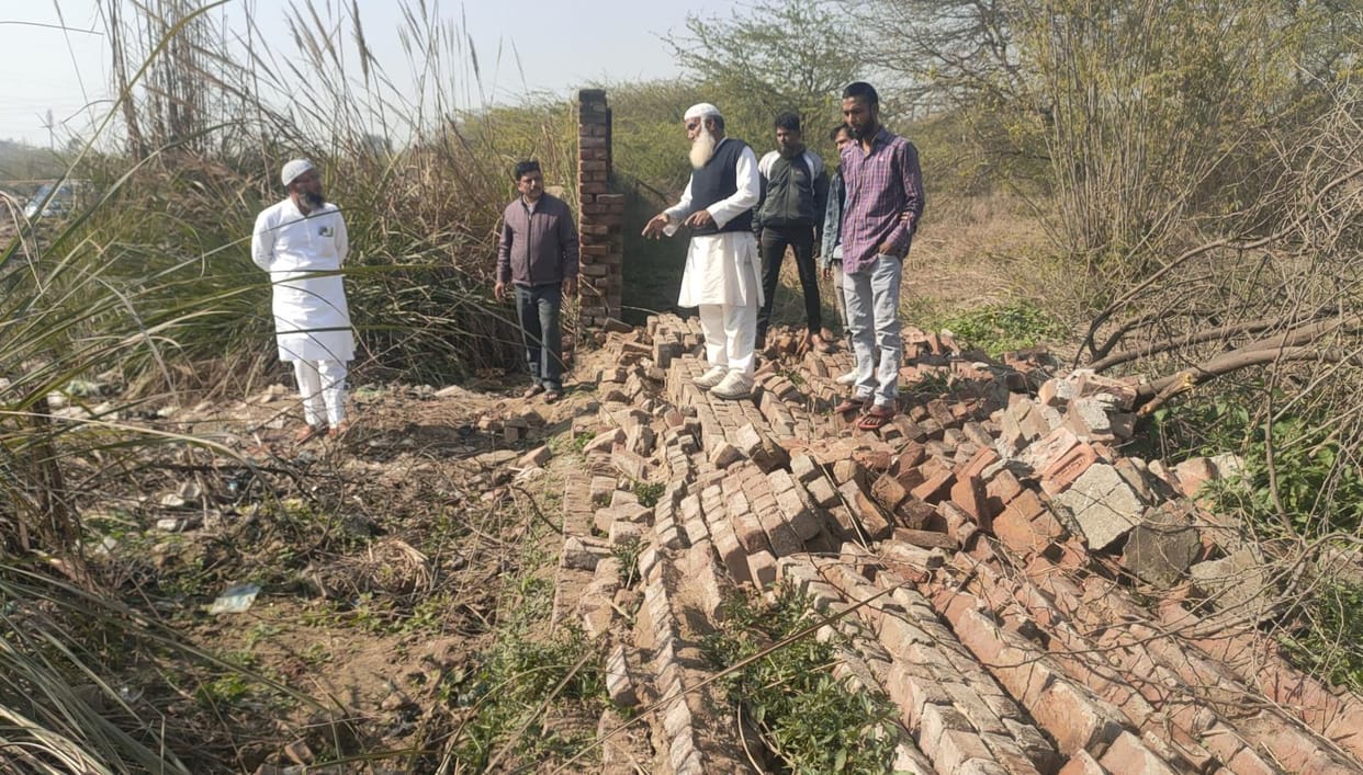 20 feet long wall of cemetery collapsed, Muslim Arrangement Committee accused the department of negligence