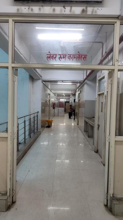 Doctors will not be able to take phone with camera in the delivery room