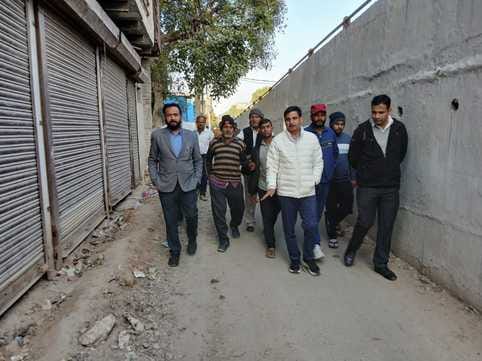 Tehsildar measured the service road of the overbridge