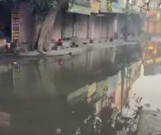 The operator started the pump and went home. Dirty water accumulated at Jawahar Chowk.