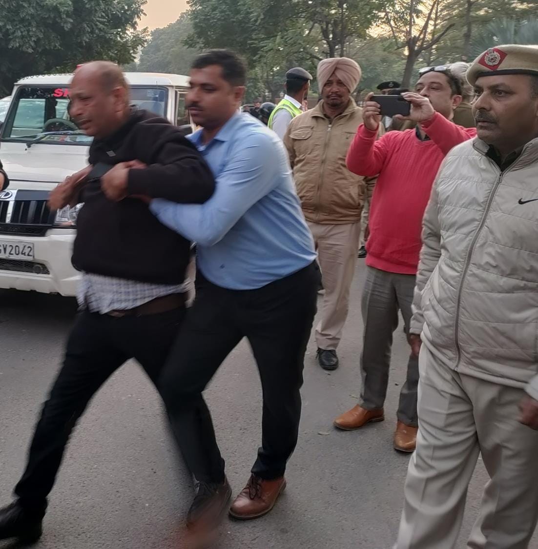 Ruckus outside the Grievance Redressal Committee meeting, father and son bit and injured ACP and SHO