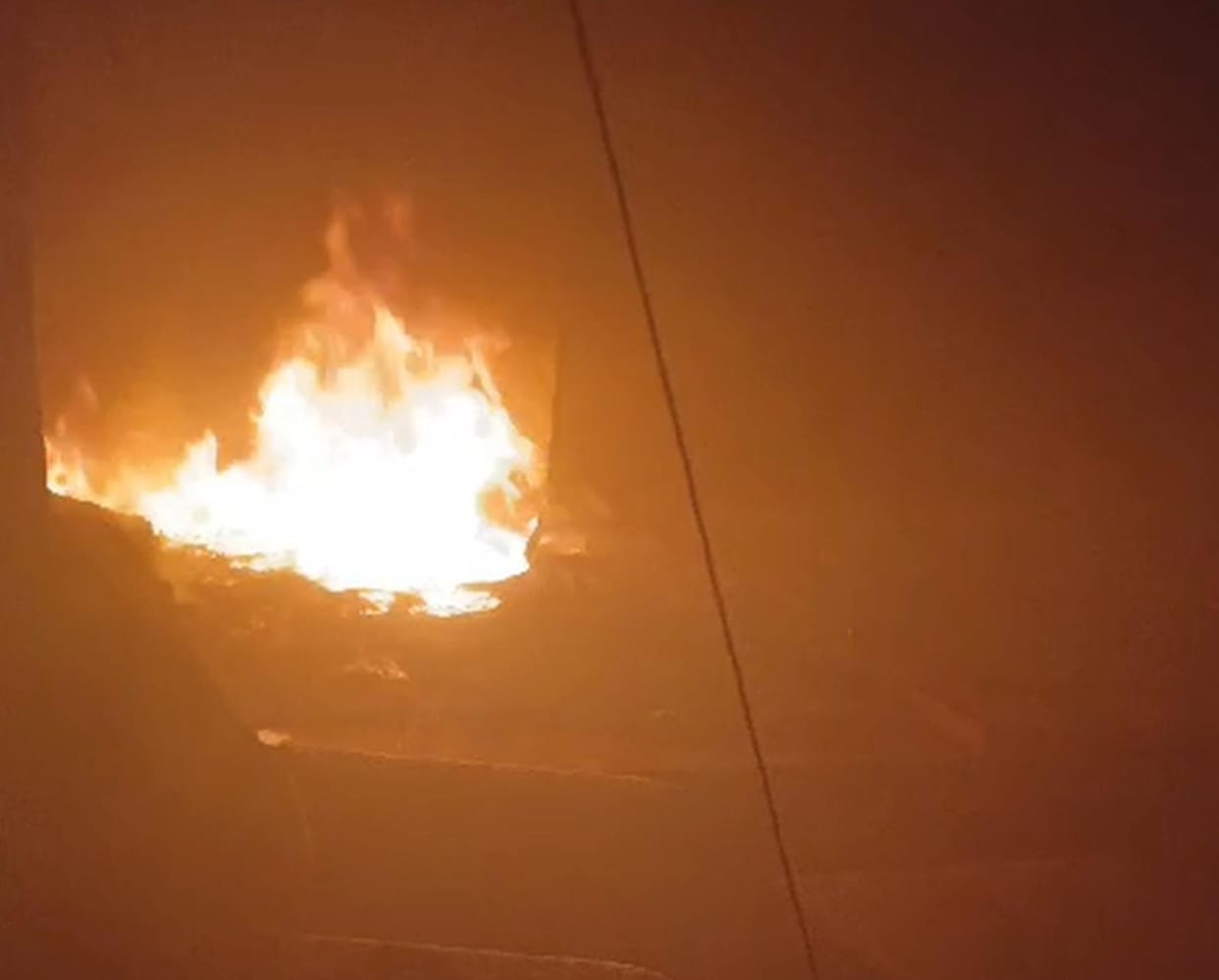 The family went to a wedding, thieves stole household items from behind and set the room on fire.