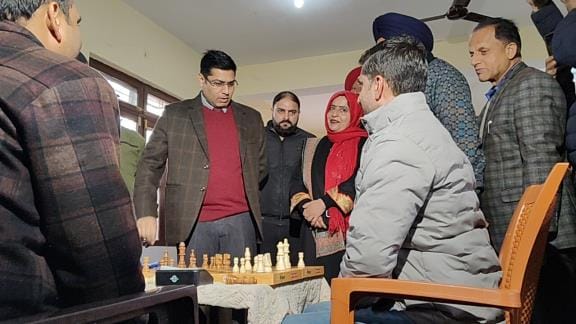 खिलाड़ियों से बात करते उपायुक्त एंव अन्य अधिकारी।  संवाद