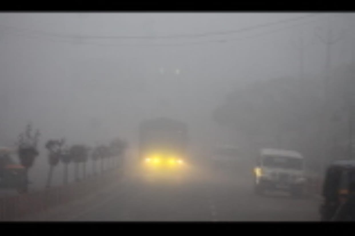 Dense fog prevailed since morning, people shivered due to cold