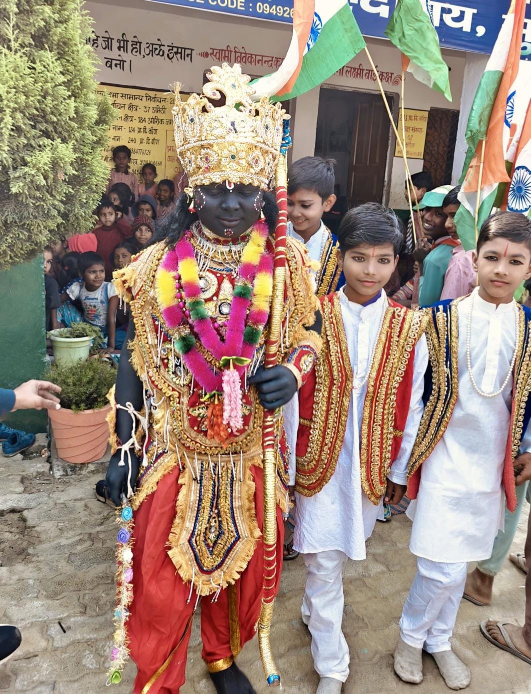 Children took out a tableau on the anniversary of Pran Pratistha
