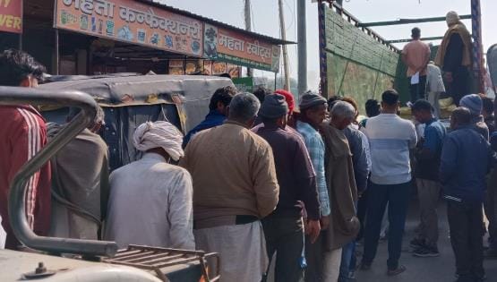 Farmers protested due to shortage of fertilizers