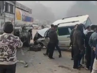 Two cars and oil tanker collide on Kiratpur-Nerchowk four lane.
