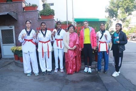 Players who returned after winning gold medals in Taekwondo competition were welcomed