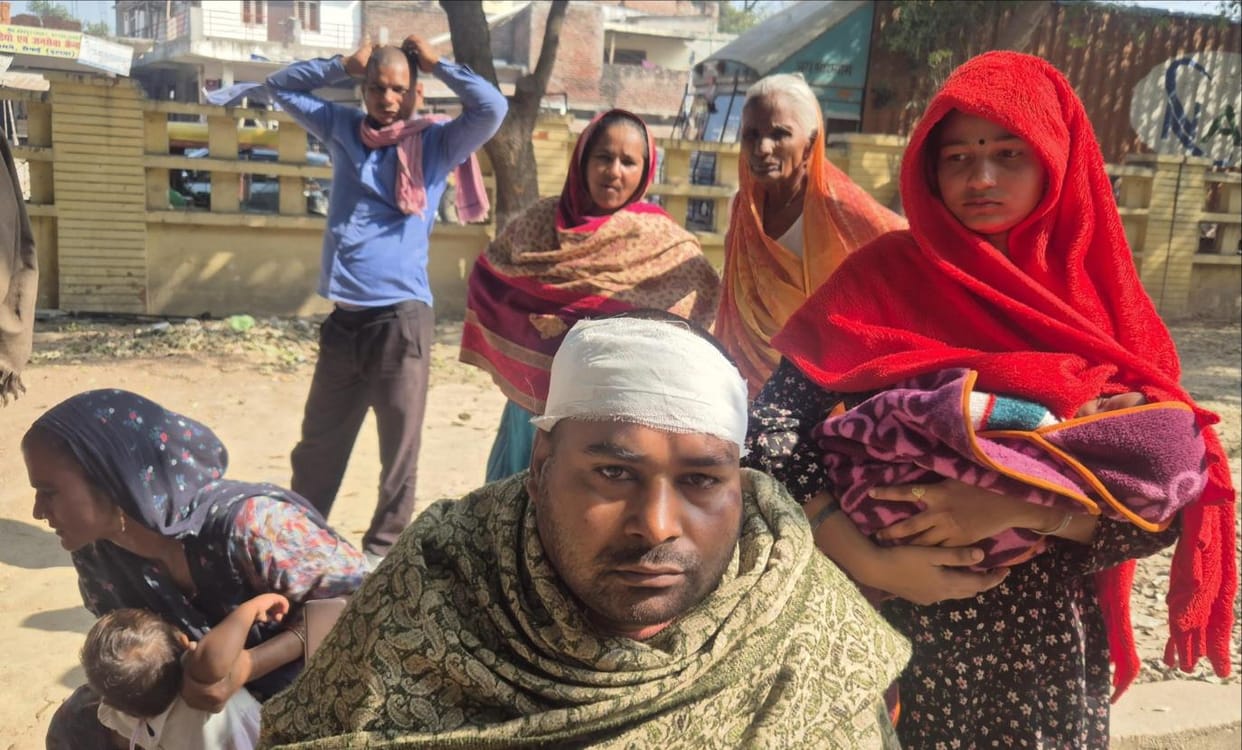 The young man who went to his in-laws' house and the driver were beaten with sticks.