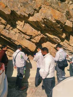 Japanese experts inspected the cracks in the tunnel under construction
