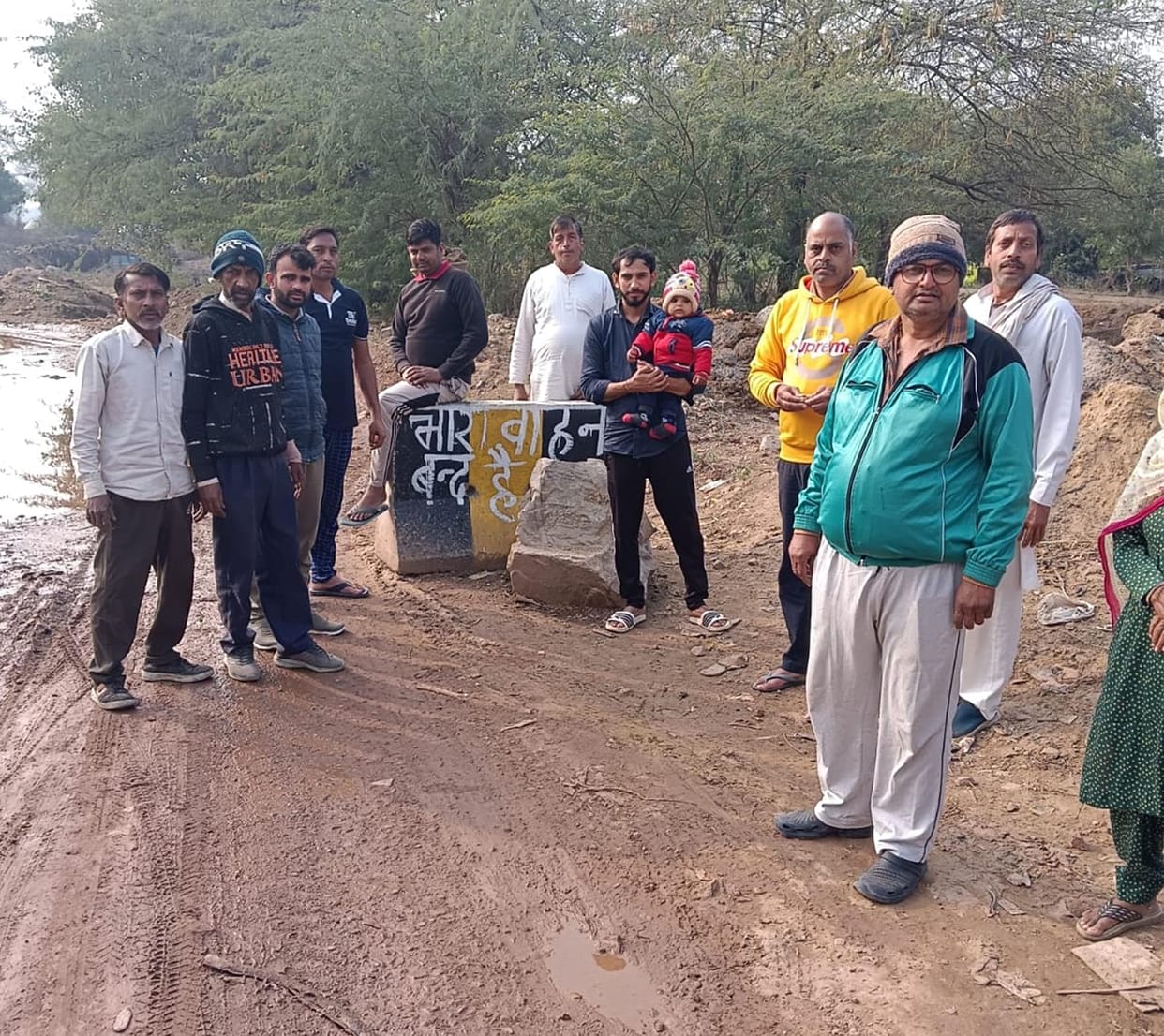 heavy vehicles stopped for khedi battar firani