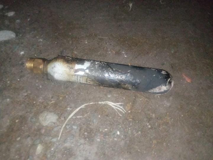 मोहल्ला पुरानी पुंछ के एक घर में फेंका गया सिलिंडर। संवाद