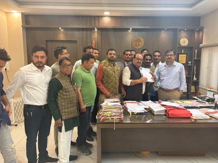 कलेक्टर प्रवीण सिंह को ज्ञापन देते हुए वेयरहाउस संचालक।