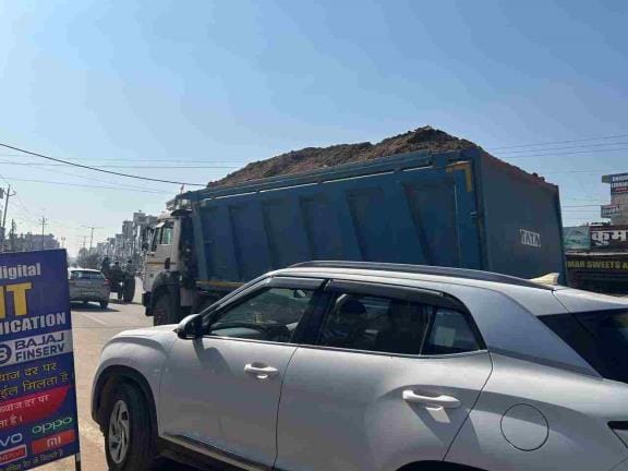 Dumpers full of soil passing through Siwani Mandi
