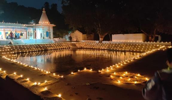 Shri Narayan Sarovar lit up with 2,100 lamps