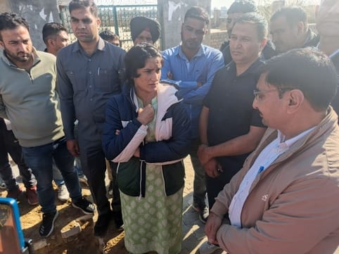 Vinesh reprimanded JE - found 3 inches of obstruction in the footpath instead of 8