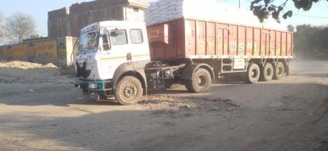 Potholes on the road connecting Haryana to Rajasthan, danger of accidents