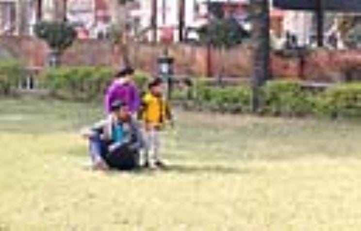 Lukewarm sunshine in the afternoon gave relief from melting, temperature increased by 4.6 degrees