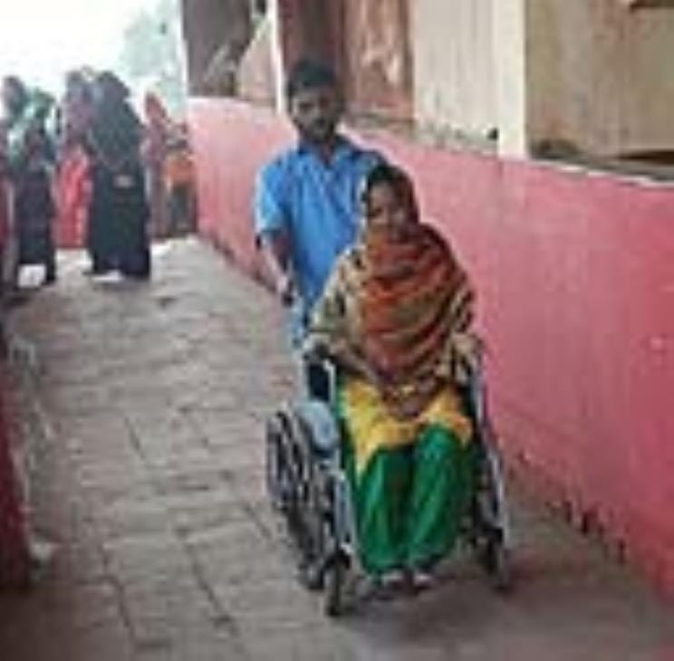 Lift becomes showpiece, patients being transported through ramp in six storey building