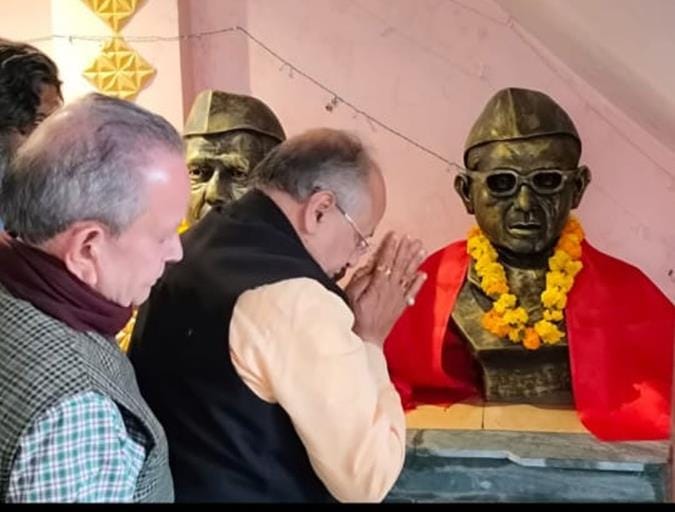 MLA unveiled statues of freedom fighters
