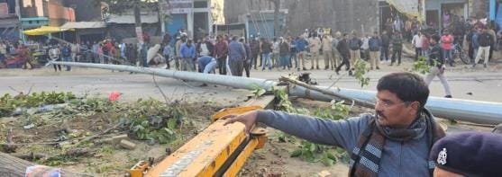 The pole installed to hoist the tricolor fell, one dead, one injured