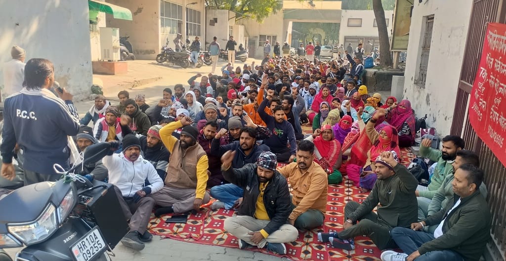 Contract sanitation workers are on strike for nine days, contractor promises to pay salary by 28th