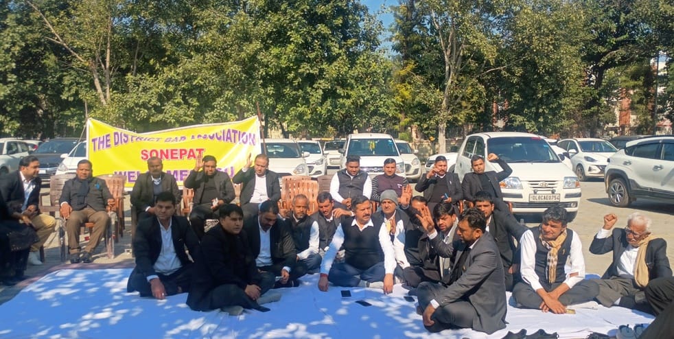 Advocates will continue their dharna, work has been suspended