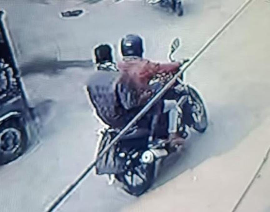 The miscreants stole eighty thousand rupees from the bag of a parked bike
