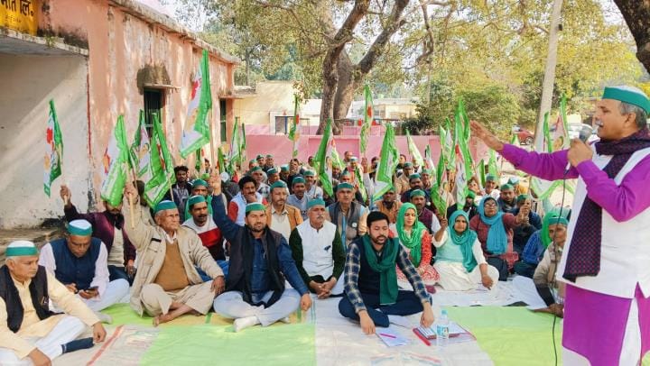 Farmers protested against extortion in the name of Aadhaar amendment