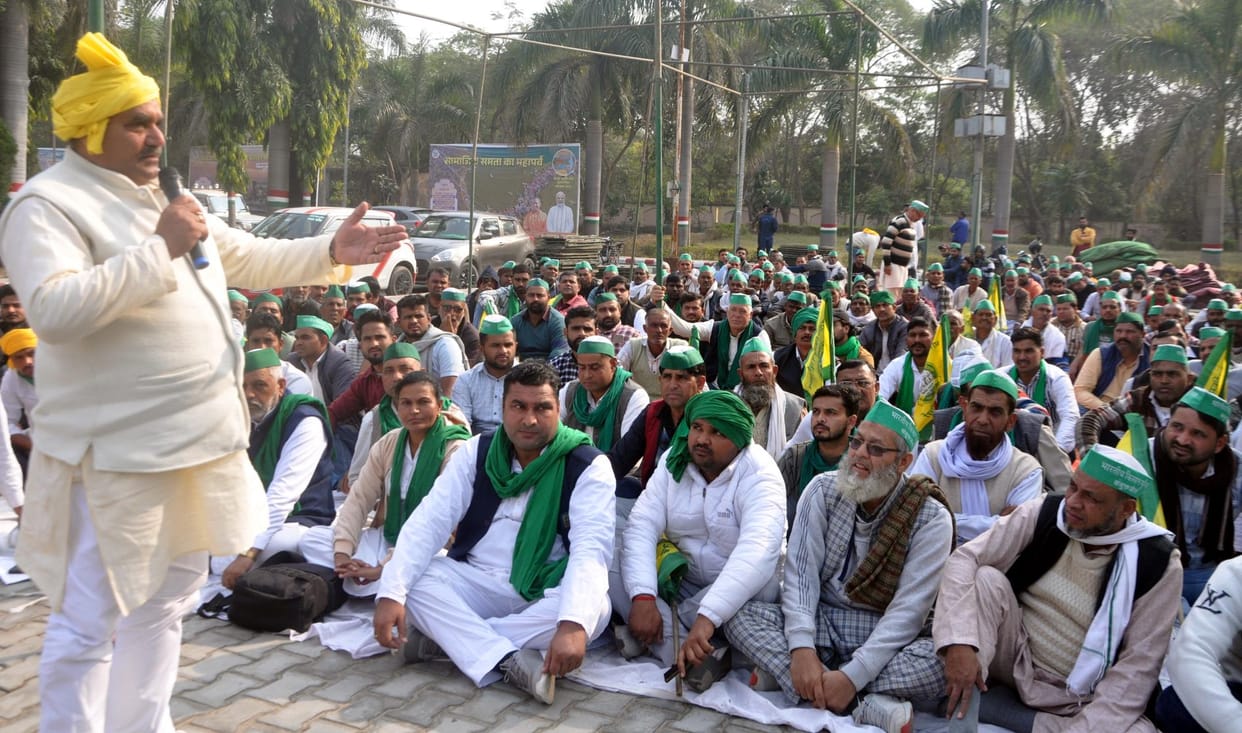 Farmers protest at the Collectorate, shout slogans