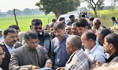 Unnao News: अधिग्रहित जमीन का कब्जा लेने पहुंचे अधिकारियों और किसानों में नोकझोंक There was a tussle between the officials and the farmers who had come to take possession of the acquired land