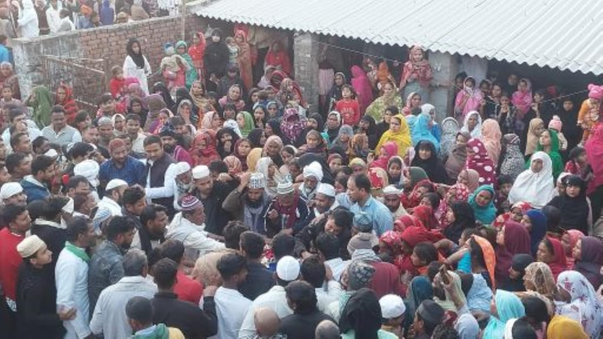 When Naseeruddin's body arrived from Jalgaon, the family wept