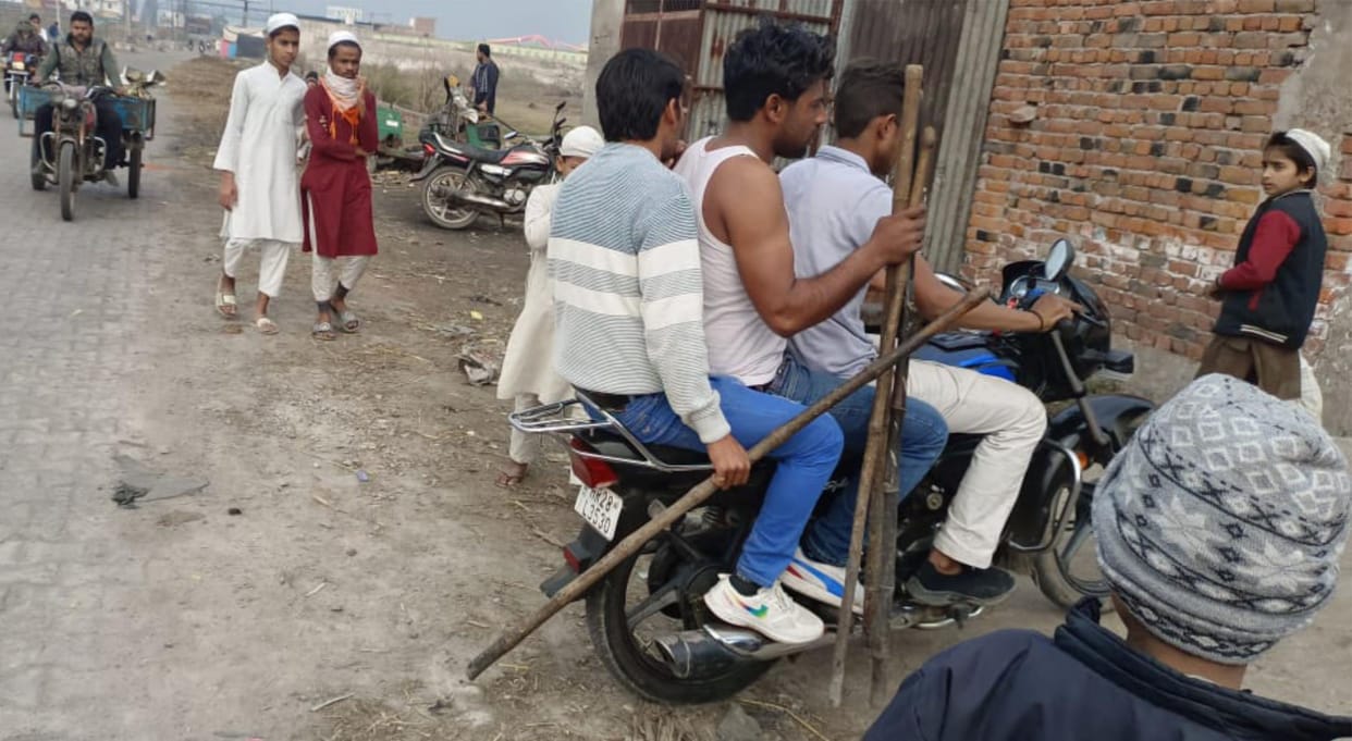 laathee-danda lekar kutton ke peechhe daudate rahe yuvak
