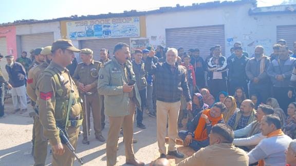 नाबालिग के अपहरण और दुष्कर्म मामले को लेकर पुलिस के खिलाफ प्रदर्शन करते लोग। - संवाद