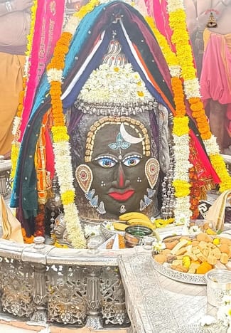 Ujjain News: Baba Mahakal adorned with a moon on his forehead and Rudraksha around his neck