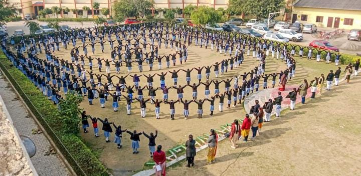 2500 students formed human chain on Netaji's birth anniversary