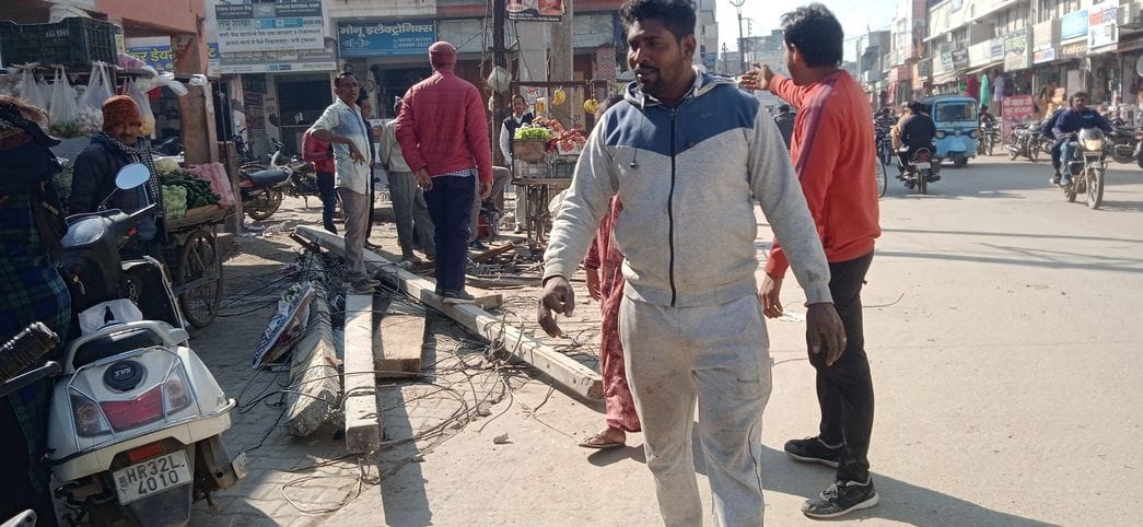 Driver broke pillars from Apollo Chowk to Bhagat Singh Chowk, power failure